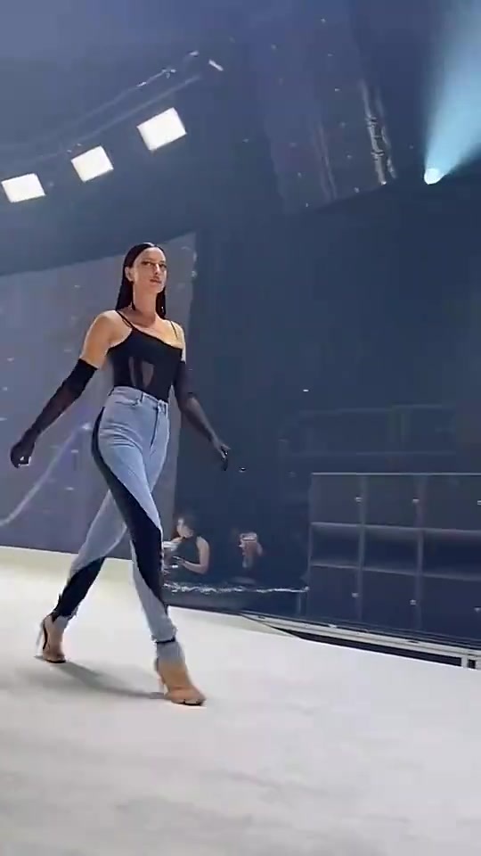 女王范！C罗前女友伊莲娜T台走秀