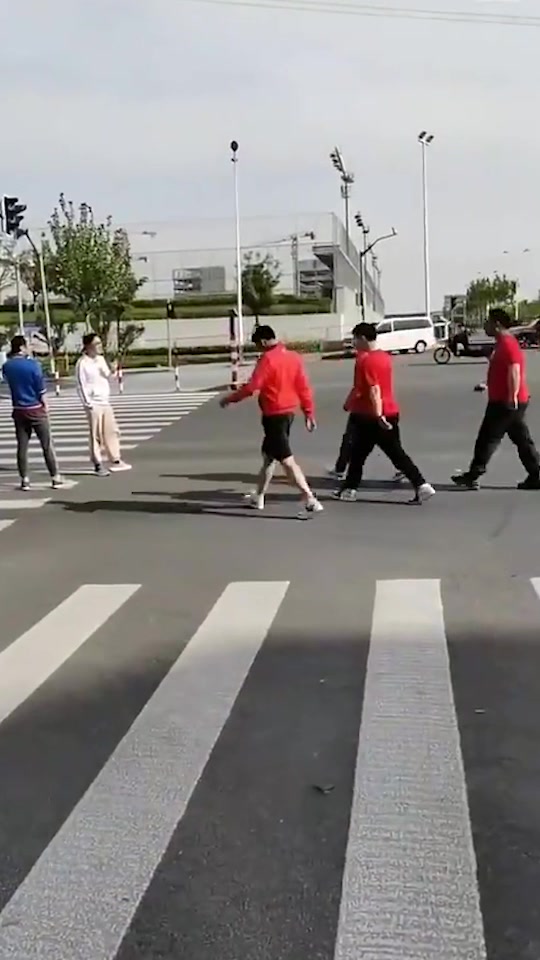 申花球迷被打前视频，似乎无故遭打