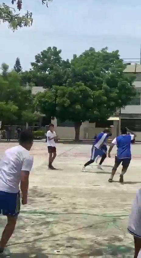 学妹尖叫！一记倒钩获得学校优先择偶权