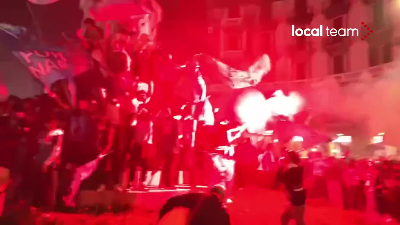全城出动！那不勒斯球迷集聚庆祝球队夺冠！