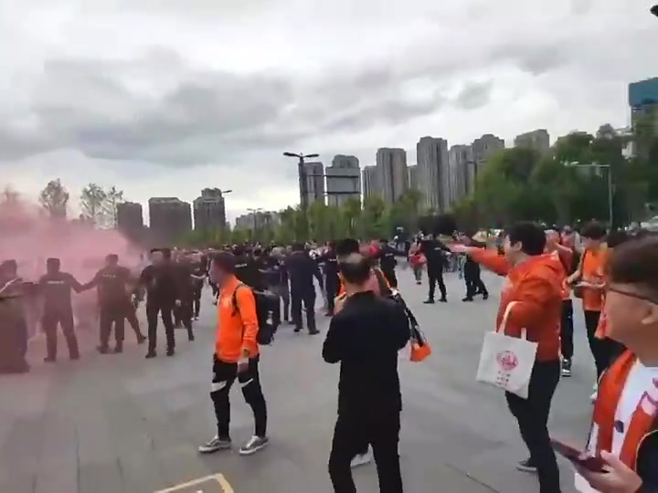 太吓人了！球迷对峙