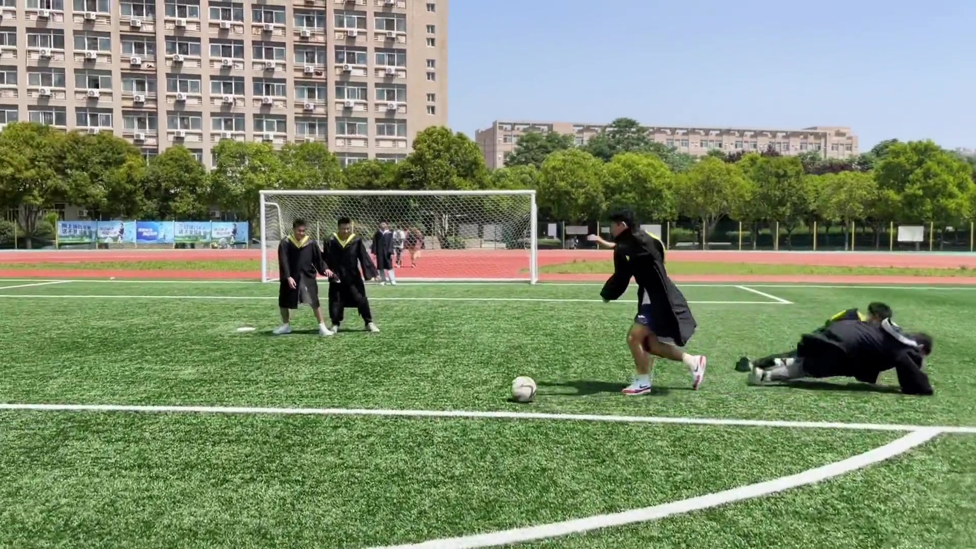 足球男生告别青春的方式…