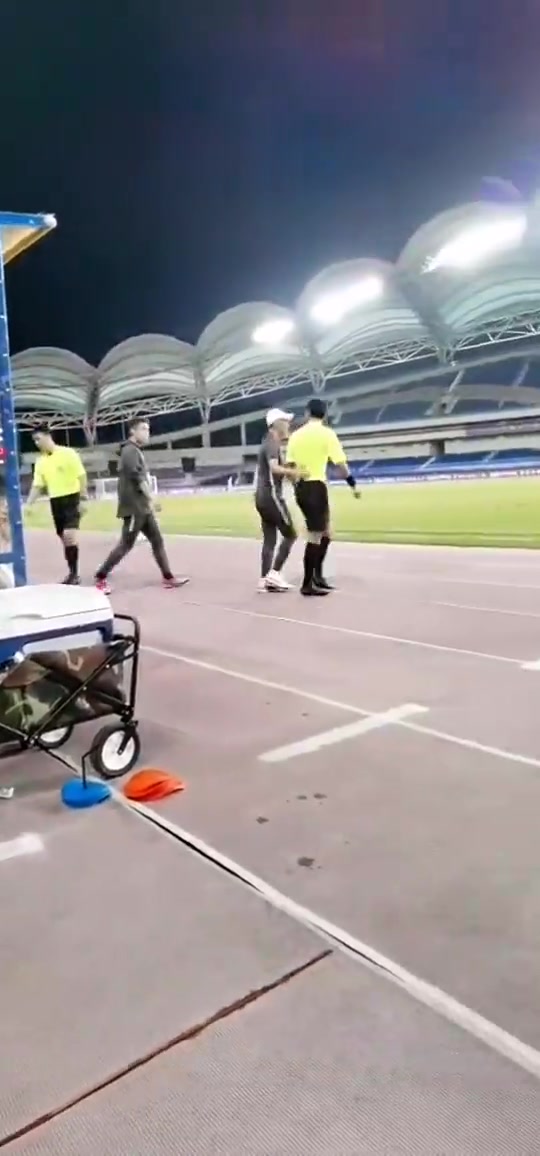 马宁警告替补球员：站起来！还想在这里坐着吗？