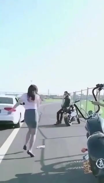 这位美女的脚法有点东西啊