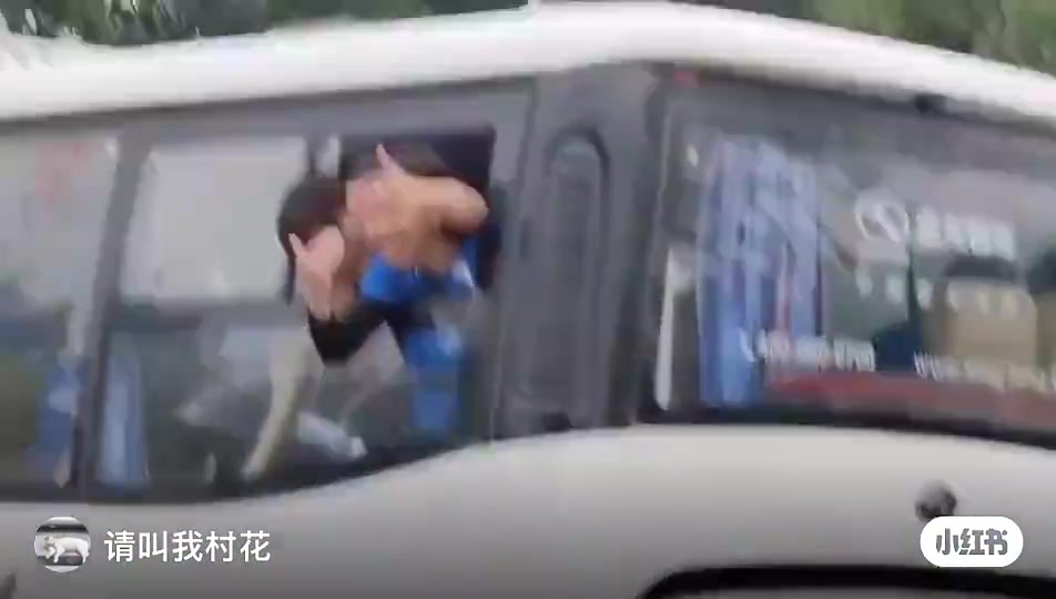 网传赛后成都体院学生赛后大巴车上挑衅