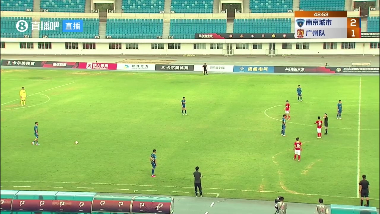 解说直接无语了！中甲赛场球迷齐喊：CNM！