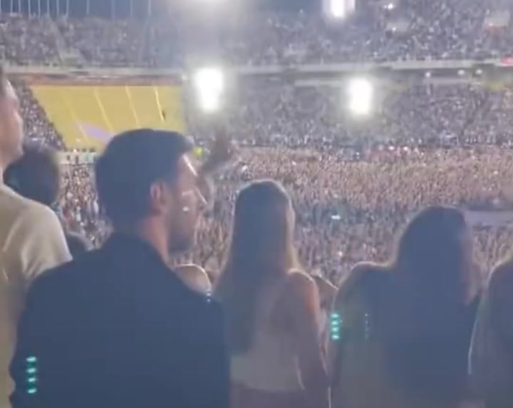 梅西不去法甲颁奖典礼，追星Coldplay演唱会
