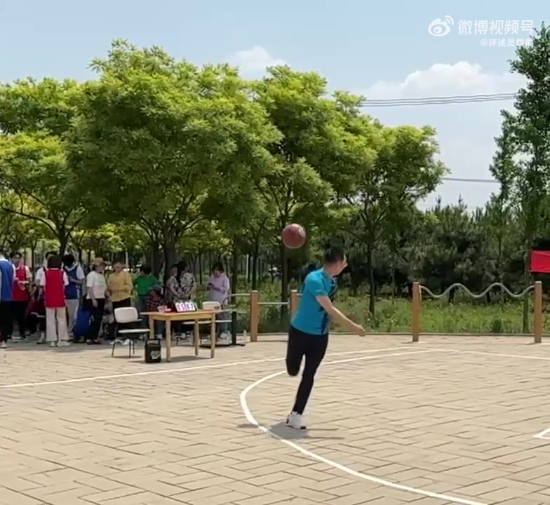 詹俊：村BA来了个戴眼镜的内马尔，区区不才正是在下