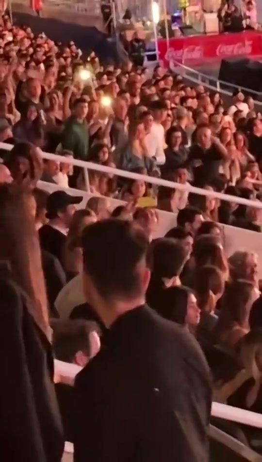梅西看个演唱会差点抢主唱光环