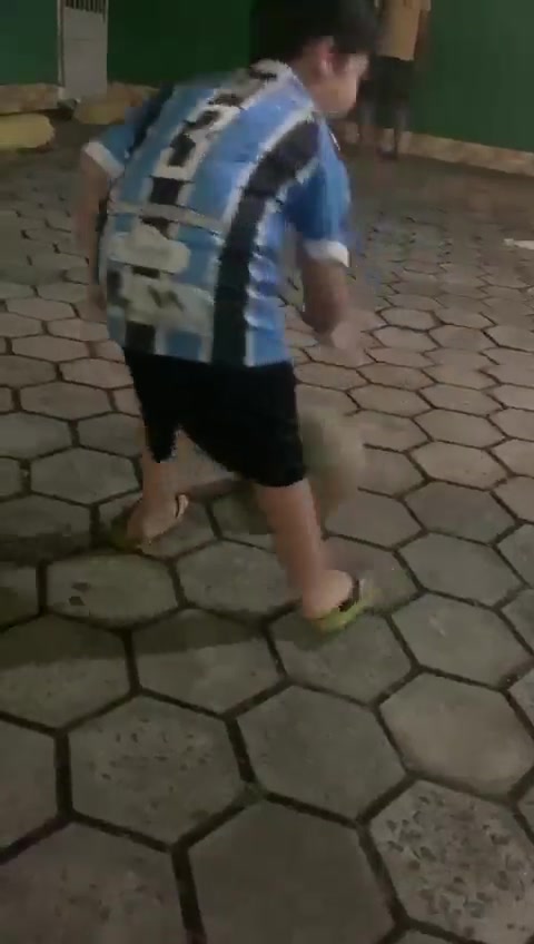 巴西小球迷的技术是一次次失败中练出来的