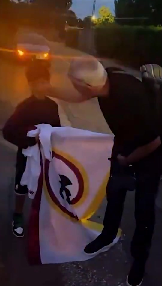 穆帅看到路边小球迷，停下来给了他一件T恤
