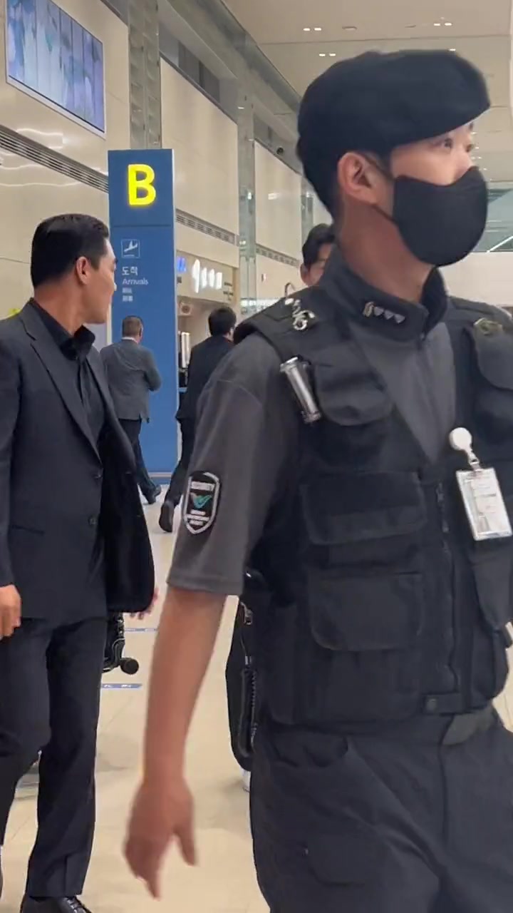 接机孙兴慜现场，网友：这才是明星该有的样子