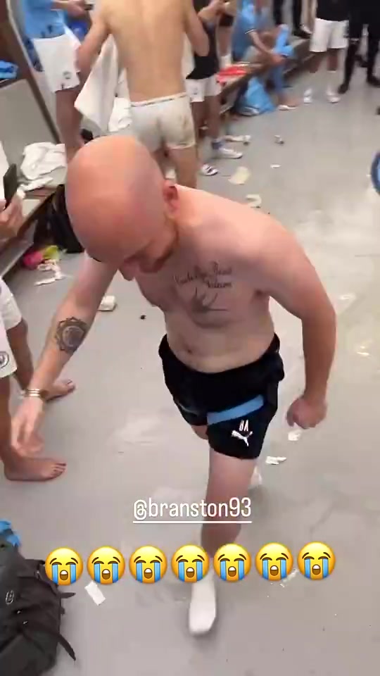 曼城庆祝没他不行！格拉利什心疼被撞的包包