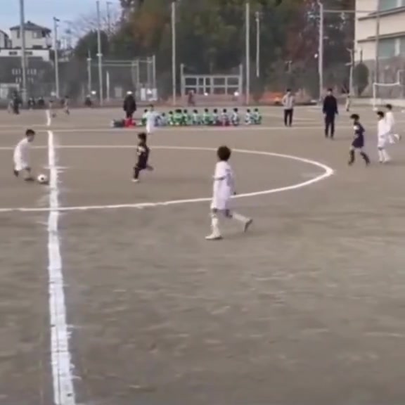 丝滑，小学生竟然能打出如此战术配合