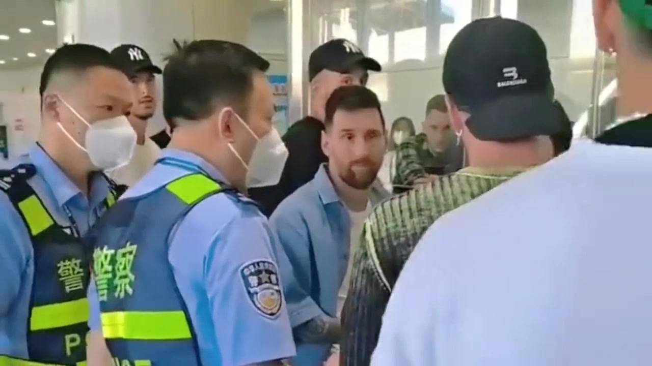 啥情况？梅西在机场和警察交流
