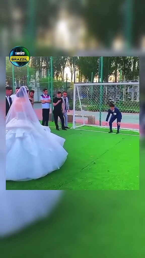 婚礼新人互射点球，话说婚纱的射门隐蔽性真强