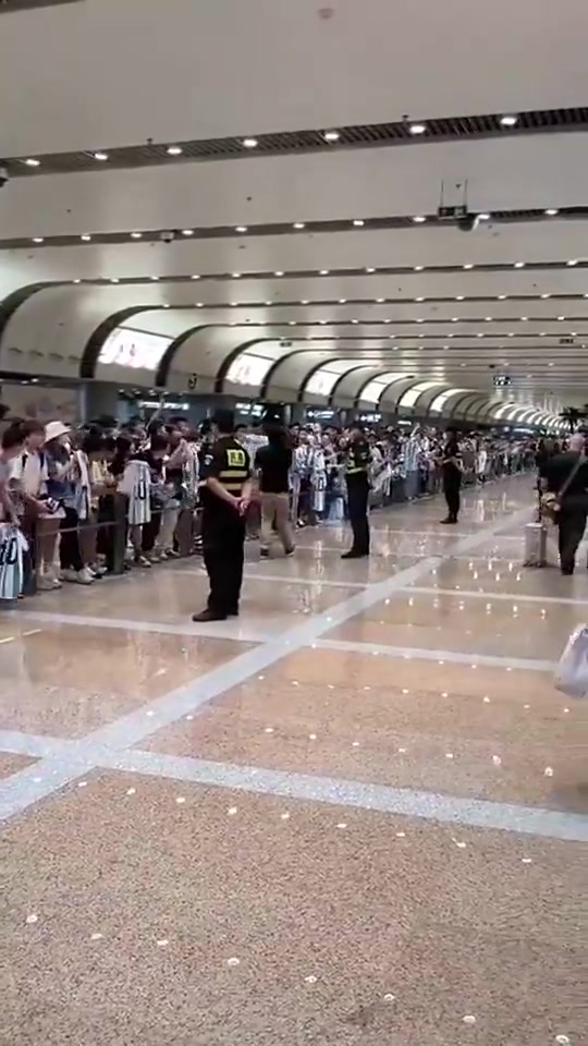 航站楼等待的中国球迷热情高喊：MESSI！