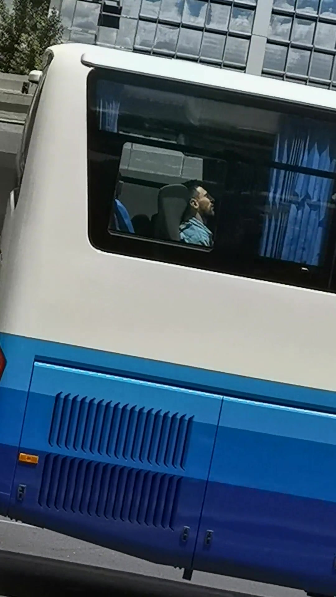 可见着真人了！球迷开车碰见梅西