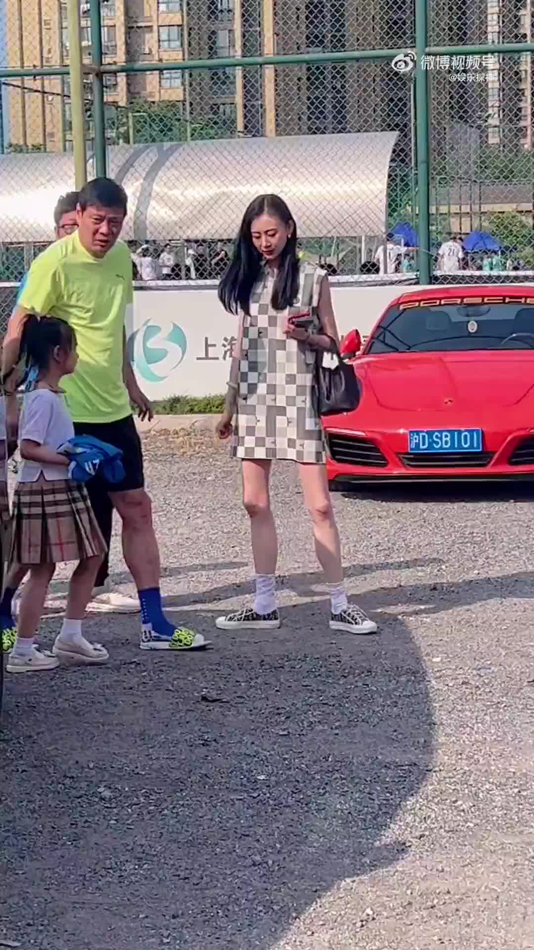 范志毅老婆罕见出镜，这年龄差也太大了吧