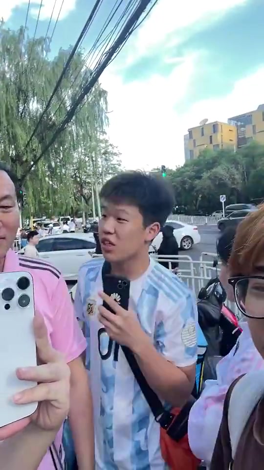 王涛在阿根廷驻地酒店附近，遭球迷当面问候：HELLO王刀
