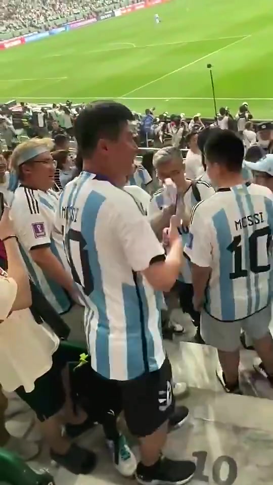冲进球场的球迷找到了，自己说：还没到18岁