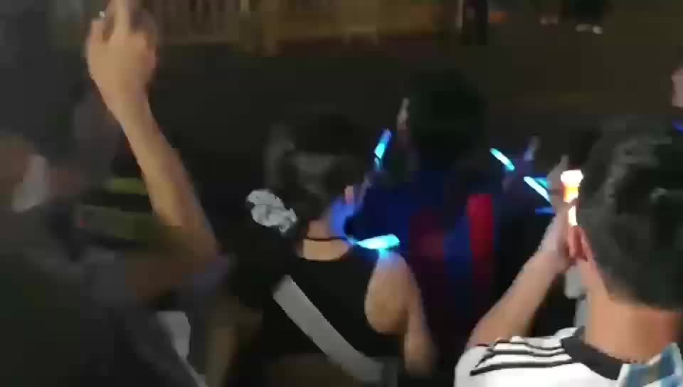 这。。。！梅西球迷狂喊：阿伟罗！跪下！