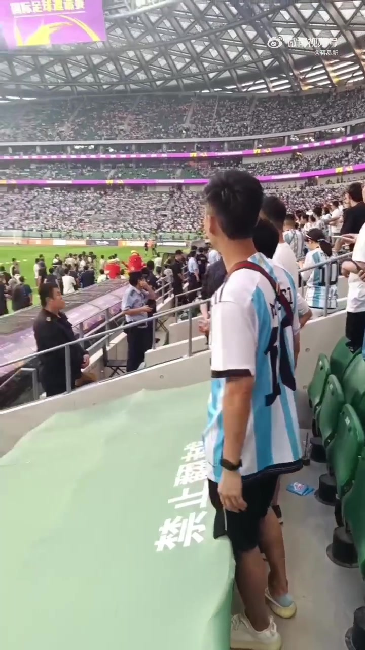 咋了？进入球场的球迷狂骂：傻X！