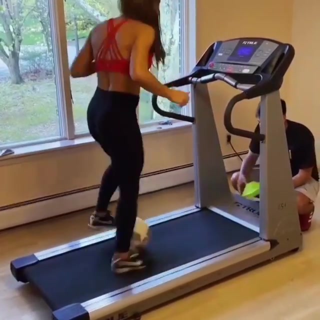 看着不错！小姐姐用跑步机练训练球技！
