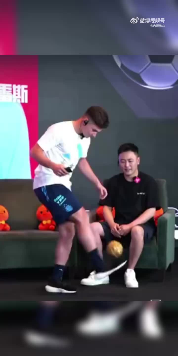 小蜘蛛阿尔瓦雷斯在中国直播首秀中秀脚法