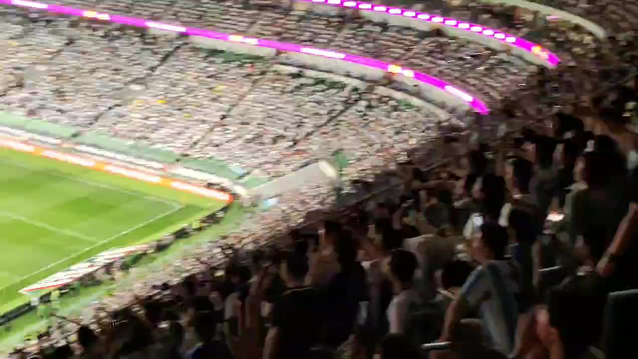 狂热！球迷现场实拍：全场观众高喊梅西