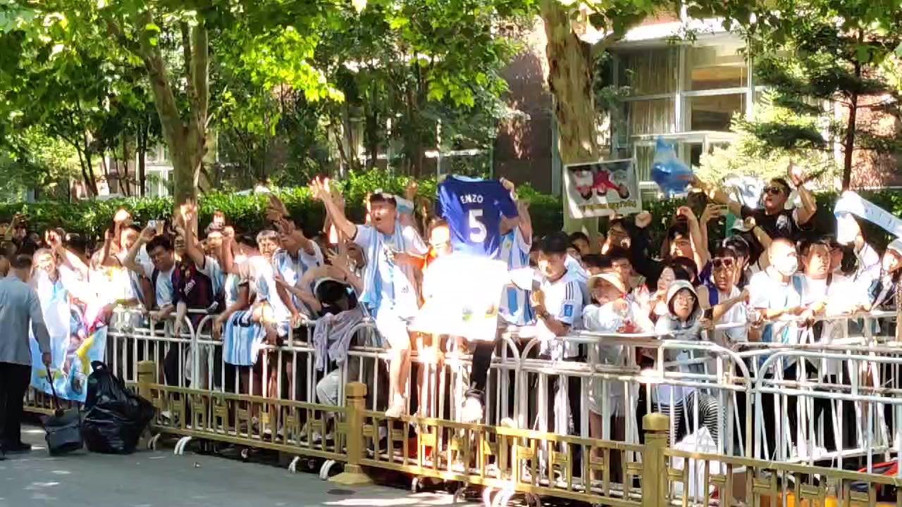超高人气！阿根廷中国行，球迷场外高喊：梅西！梅西！梅西
