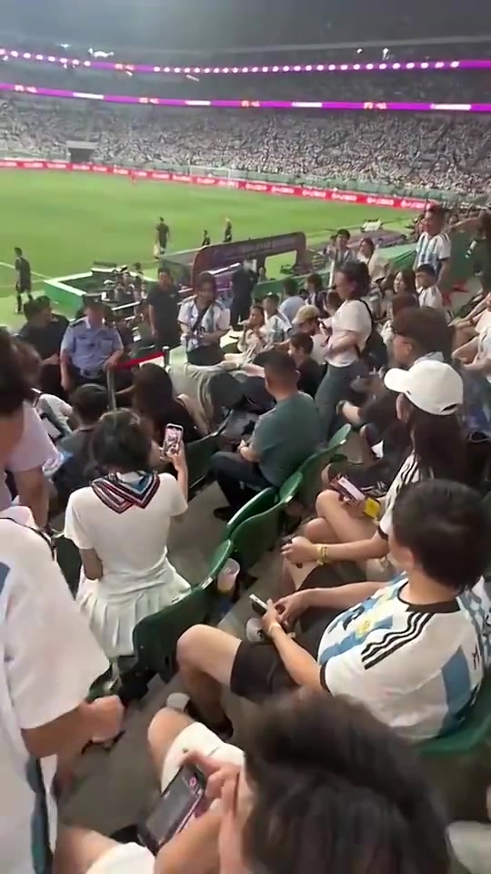保安想拿回踢上看台的球，在球迷们施压下放弃