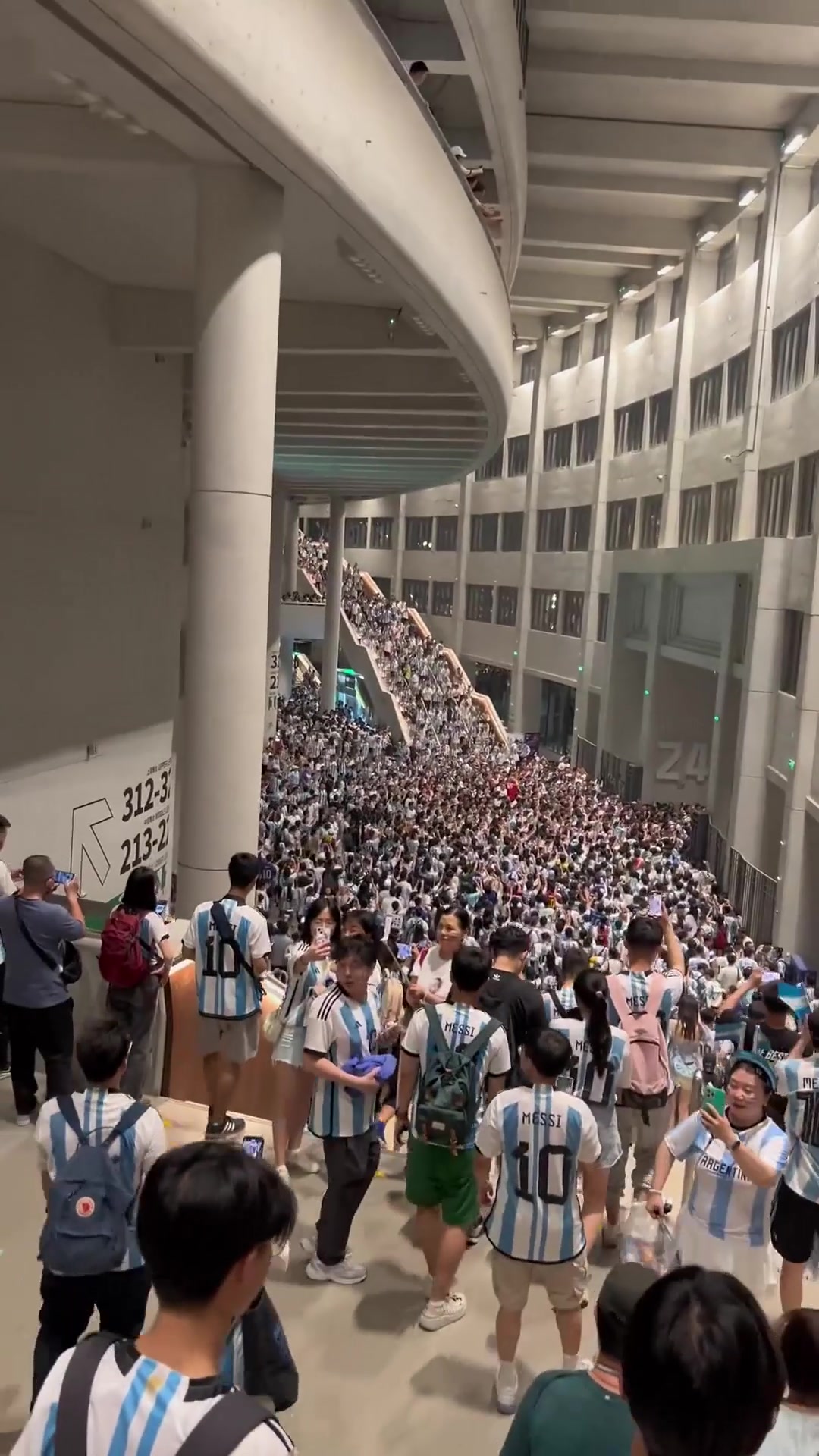 离场的球迷们依然在高喊梅西