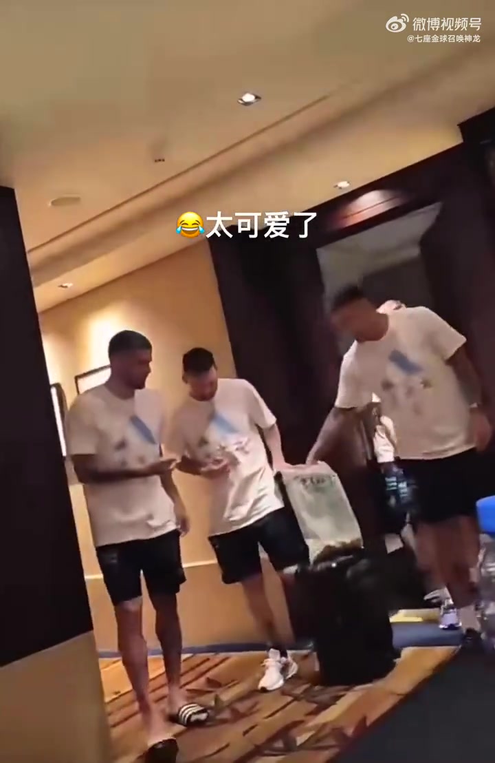 勤俭节约！梅西捡起地上软糖吃了下去
