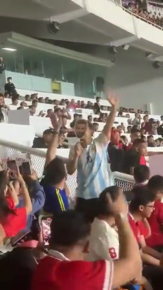 梅西未上场！印尼球迷仍在比赛中高喊“梅西”致敬传奇