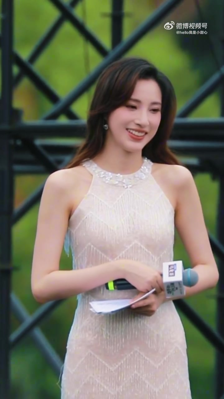 这也太美了吧！央视美女主持人马凡舒亮相成都欢乐谷
