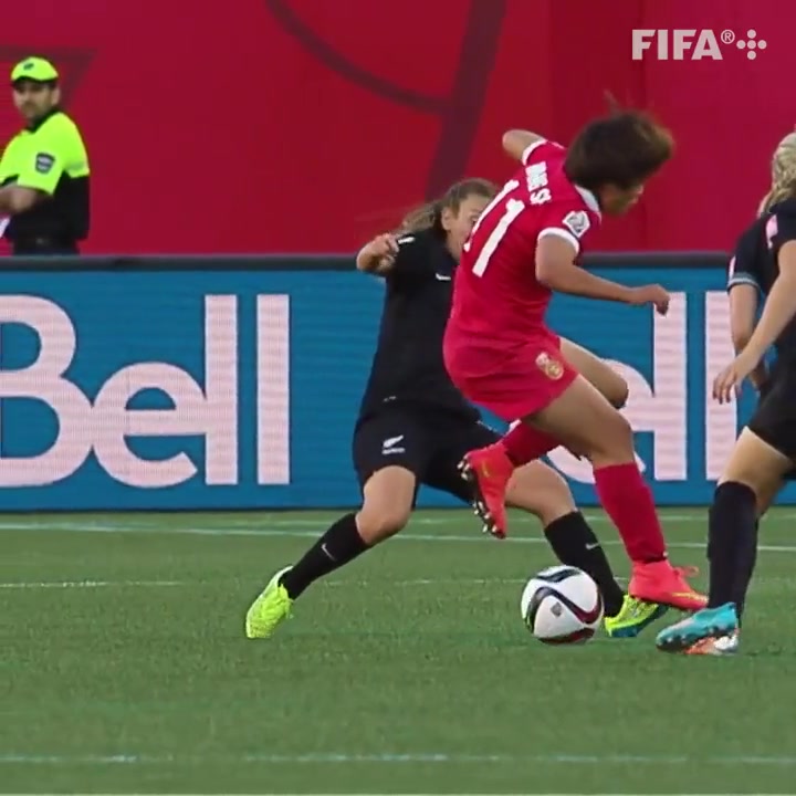 潇洒！王霜2015年女足世界杯1v3用出马赛回旋