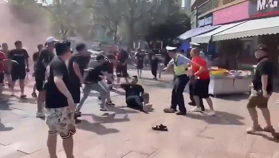 不应该！川渝德比球迷爆发斗殴