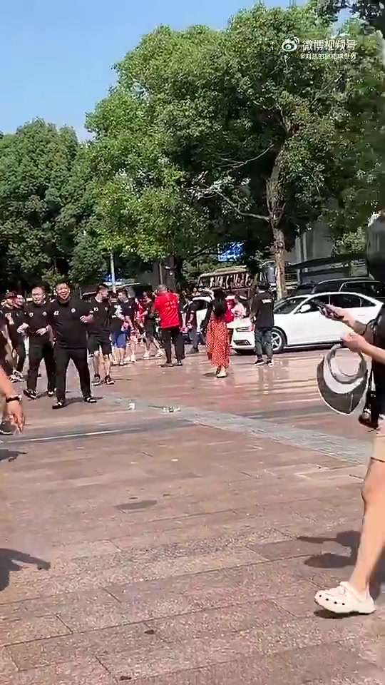 堪比帮派打架斗殴！重庆vs成都球迷冲突视频