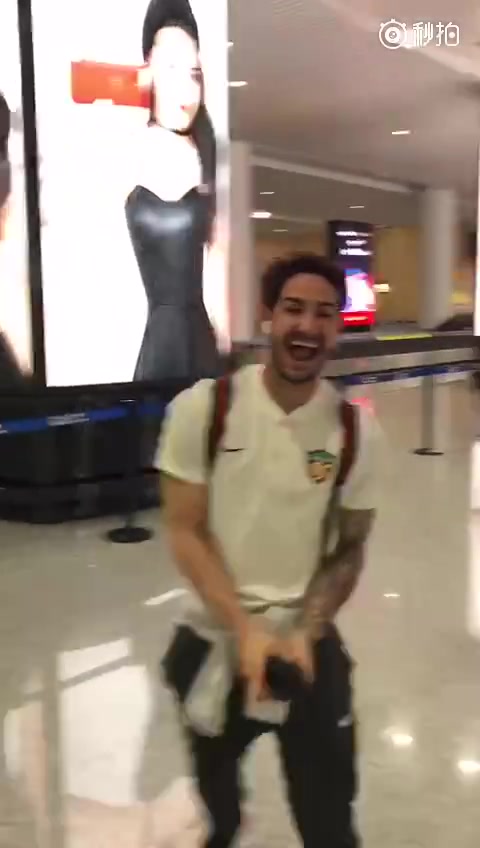 还记得吗？昔日帕托手机拍摄广告牌上的迪丽热巴