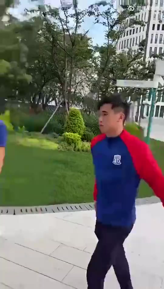 看来是稳了！戴伟浚穿申花队服训练