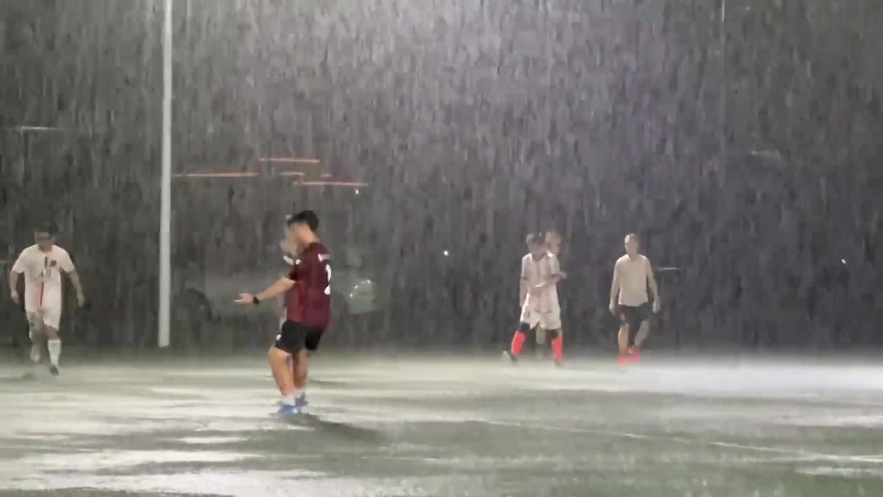 你有和兄弟们在暴雨中踢过球吗？