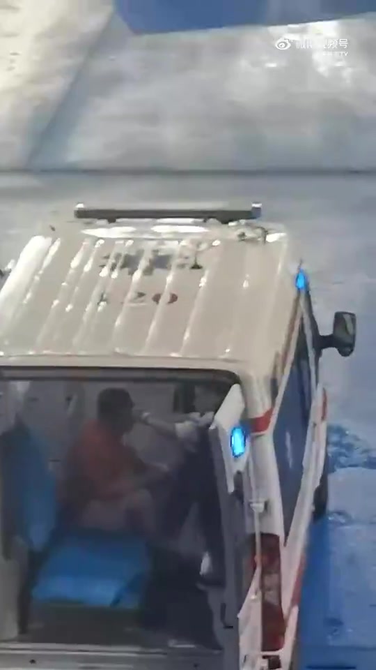 南通球迷扔矿泉水瓶砸伤泰山球迷，伤者进救护车治疗
