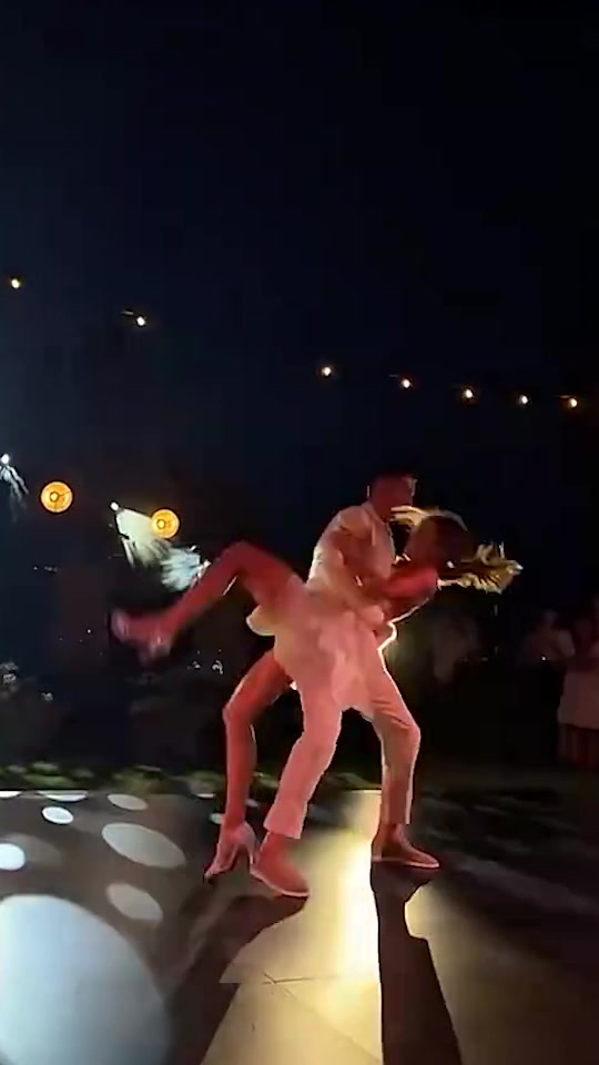 场面太火辣！莱万和妻子结婚十周年派对热舞
