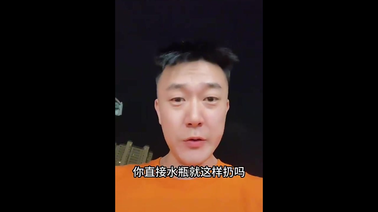 南通球迷扔水瓶砸伤泰山球迷，伤者进救护车&送医院