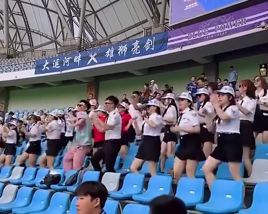 沧州雄狮看台惊现集体“社会摇”