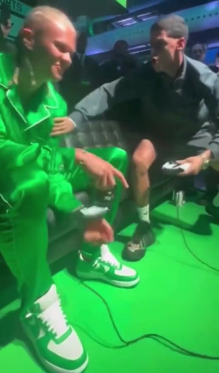 球迷玩游戏赢了哈兰德后做C罗庆祝动作挑衅