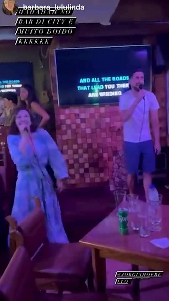 一起摇晃！若日尼奥和女友唱卡拉OK