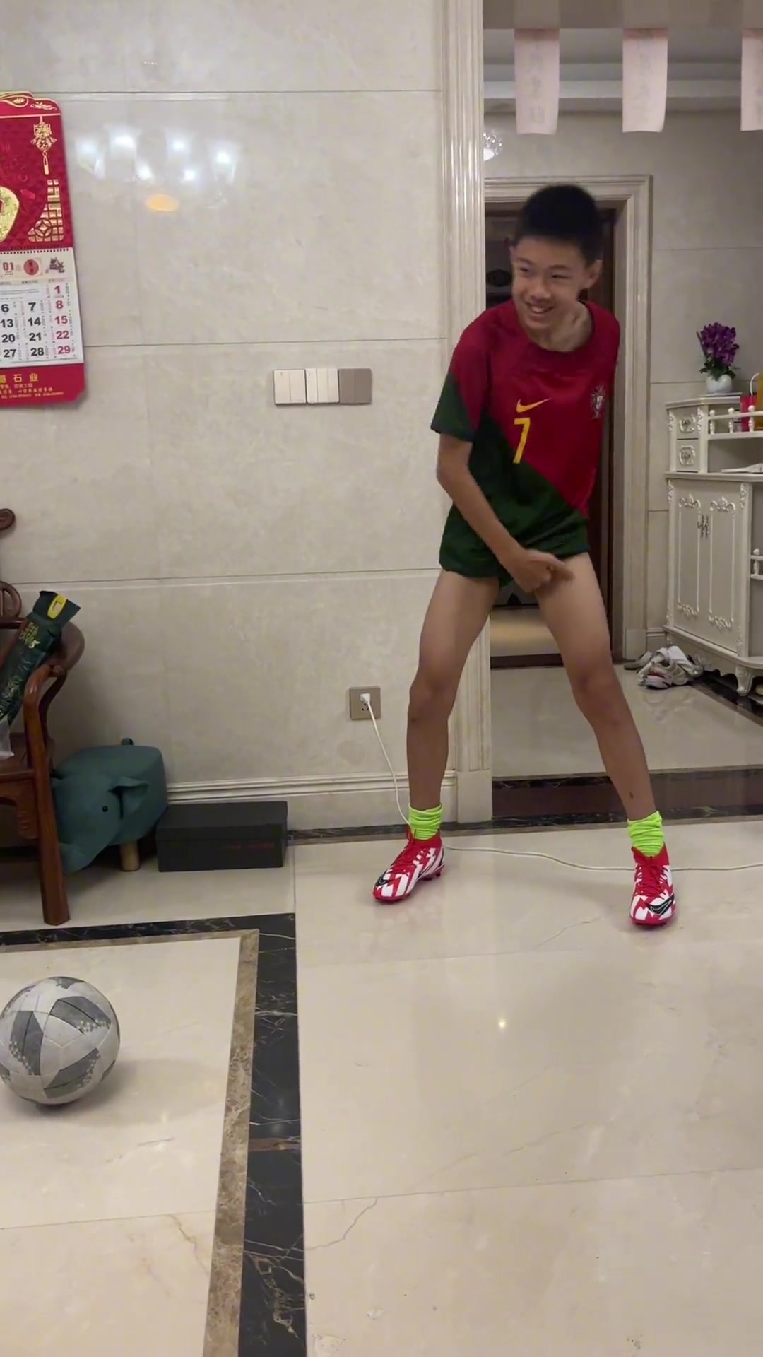 啊这...小孩子在家模仿c罗87分钟任意球绝杀