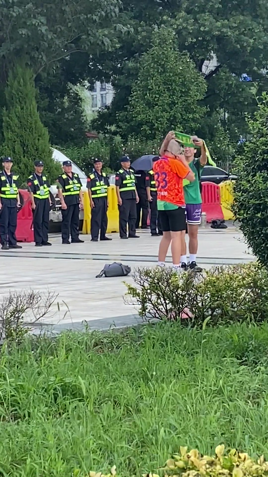 国安球迷赛前身穿金敬道球衣，并佩戴动物面具